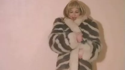 Voluptuous Brünette erotikfilme kostenlos für frauen schluckt Ihre enge Höschen