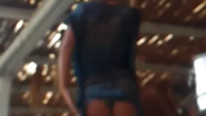 Bewacht von einem FKK Frau deutsche eroticfilme von Männern umgeben